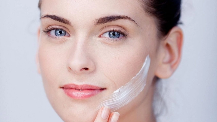 femeie care se da cu crema antirid