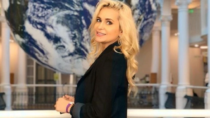 paula chirila in timp ce zambeste