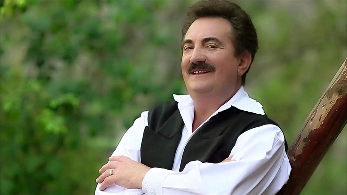 Petrică Mâțu Stoian în cămașă albă și vestă neagră