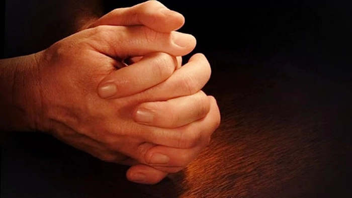 mainele unei femei care se roaga