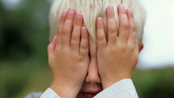 baietel blond ce isi ascunde privirea