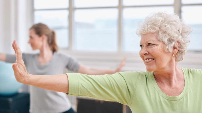 o persoana ce practica yoga in schimbul folosirii de plante pentru osteoporoza