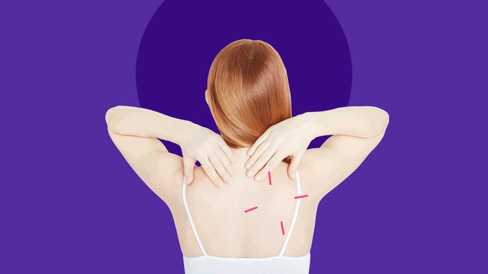 persoana pozitionata cu spatele in timp ce isi pune mainile pe coloana vertebrala