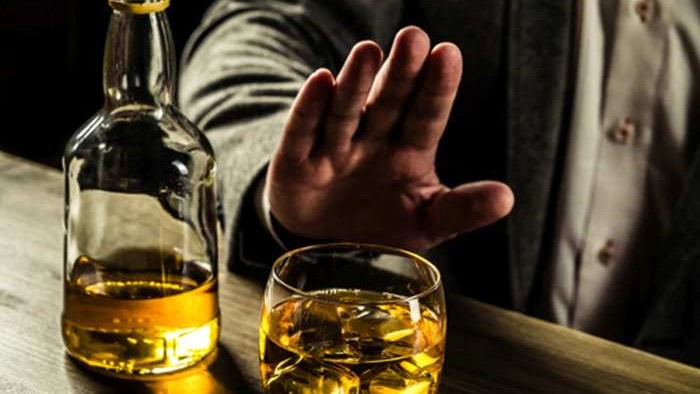un bărbat care refuză alcoolul