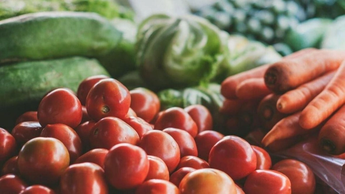 mai multe legume si fructe pe o masa