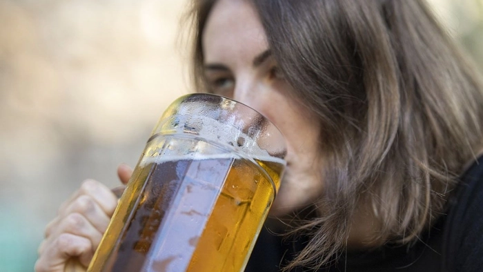 o femeie care consuma alcool