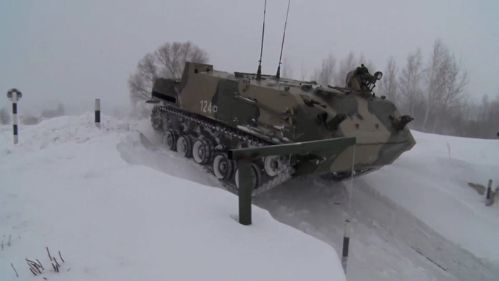 un tanc pe zapada