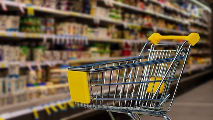 cos de cumparaturi in supermarket