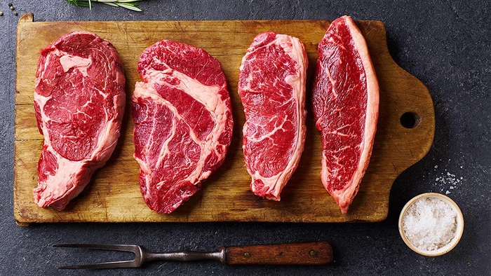 carne prezentata pe un platou de lemn