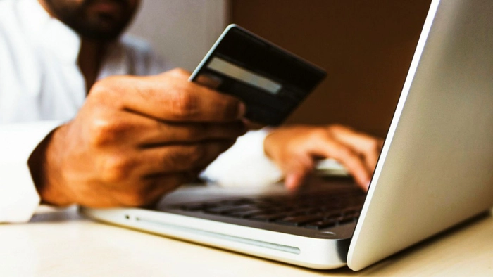 laptop, barbat, card, cumparaturi online, escrocherii online