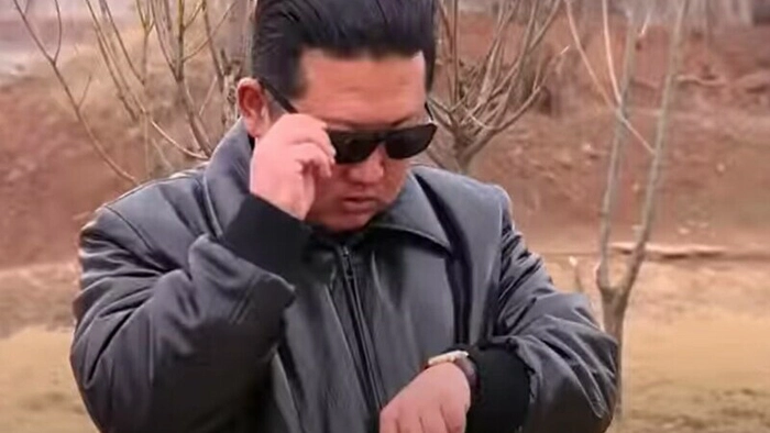 Kim Jong Un clip de promovare, liderul nord coreean se uita la ceas in timpul filmarilor pentru promovarea noii sale rachete