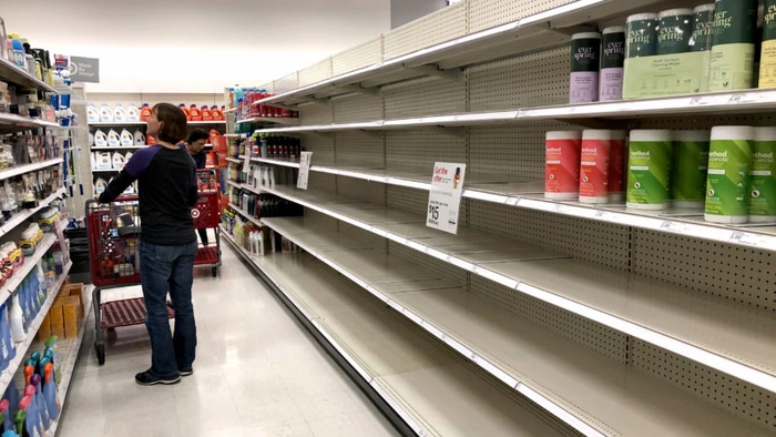 Rusia este acuzată de consiliul ONU, rafturi goale dintr-un supermarket, femeie ce face cumparaturi intr-un supermarket cu rafturile mai mult goale