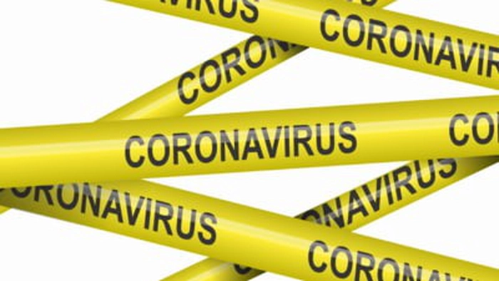 Banda delimitatoare cu Coronavirus scris pe ea