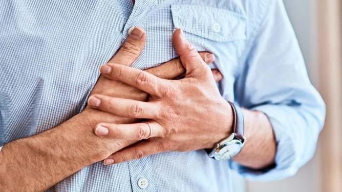 un bărbat care simte o apăsare în piept și are respirația grea