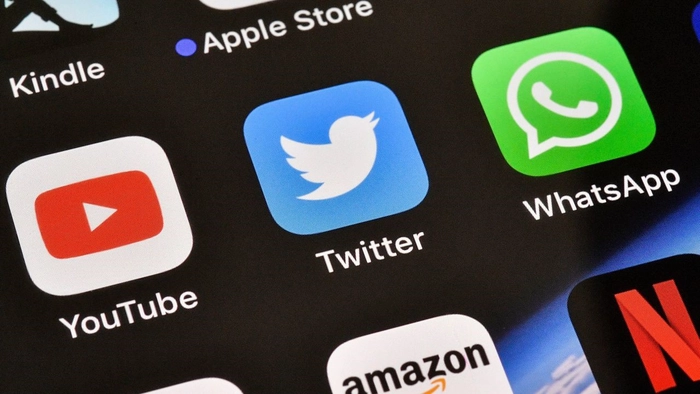  Grafica cu interfata aplicatiilor youtube twitter si whatsapp