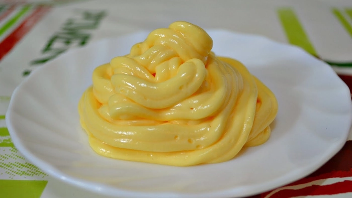 o farfurie cu crema de galbenusuri pe abur