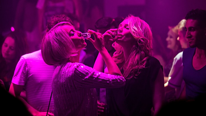 două femei care beau în club