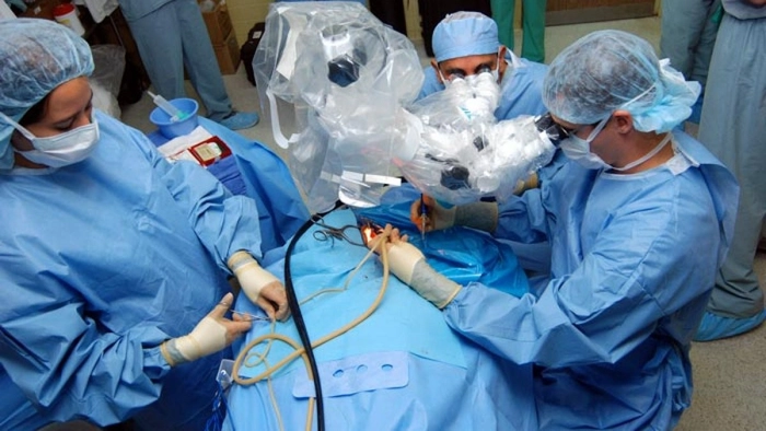 o echipa medicala care realizeaza un transplant hepatic