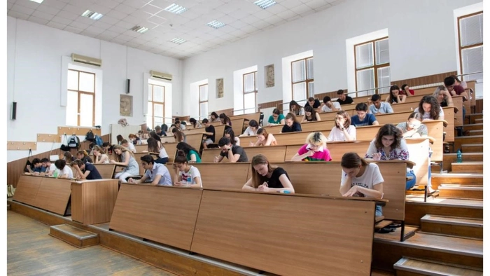 studenti la curs in amfiteatrul uniersitatii