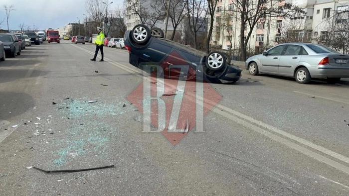  o masina rasturanta in urma unui accident rutie, un politist si mai multe vehicule pe o strada