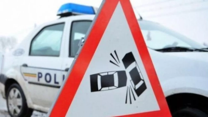 Masina cu incriptia „Politia” si un semn de circulatie privind producerea unui accident