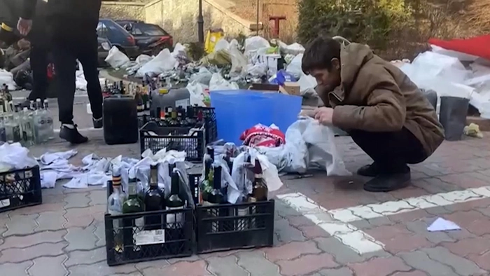 oameni ce pregatesc cocktail-uri Molotov contra armatei ruse