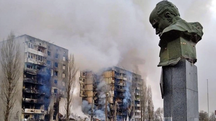 Ucraina să renunţe la apărarea Mariupolului, cladire de locuinte in flacari in orasul Mariupol