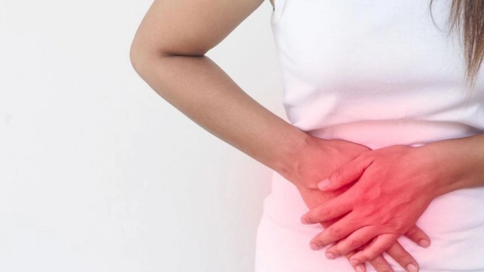 grafica persoana care se tine de partea dreapta a abdomenului din cauza unei crize de fiere
