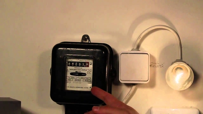 un contor electric negru