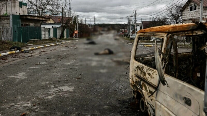 crimele asupra civililor din Bucea, cadavre ale ucrainenilor lasate de izbeliste pe strada, printre masini incendiate