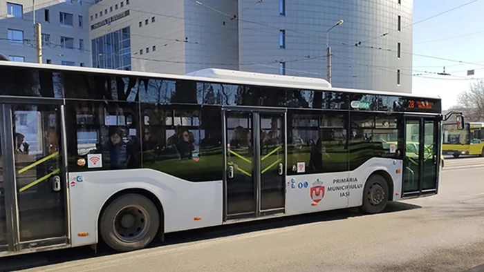 un autobuz ctp langa palatul de justitie Iasi