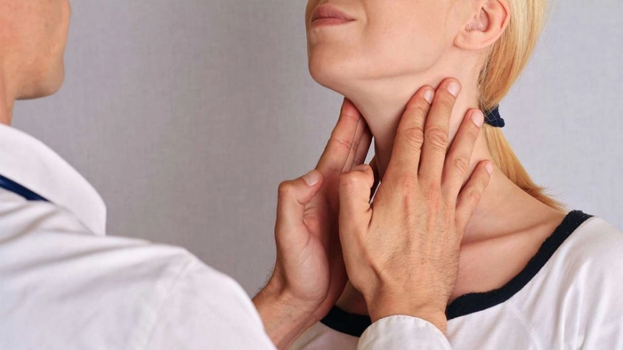 medic care verifica gatul unei persoane