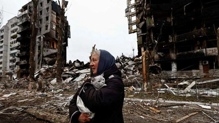 nouă civili au fost găsiţi morţi, batrana ucraineana ce tine un pisoi in brate langa daramaturile unei cladiri de blocuri distrusa de bombardamentele rusilor