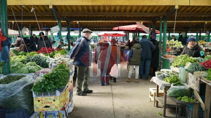 o piata cu mai multi oameni