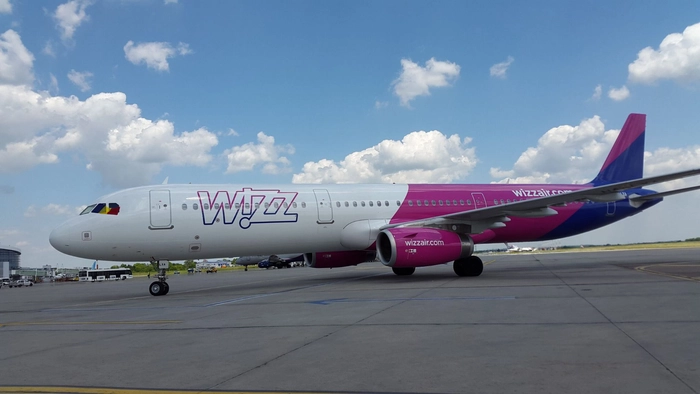 avion Wizz Air pe pista