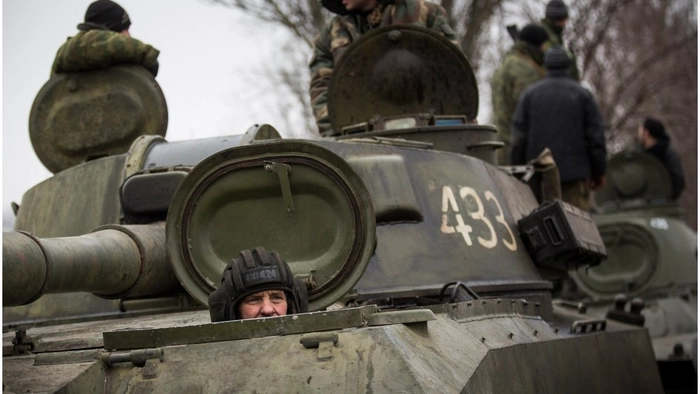 tehnică de camuflare a armatei ruse, soldat rus ce iese dintr-un tanc