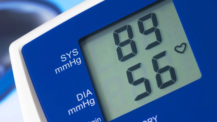 un tensiometru electronic care arata o tensiune mica