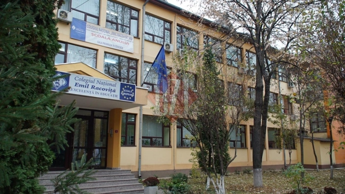  intrarea de la Colegiul National Emil Racovita Iasi