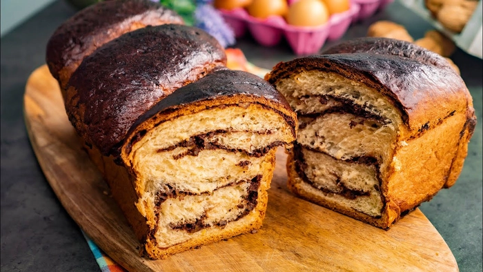 cozonac cu cacao pe un tocător de lemn