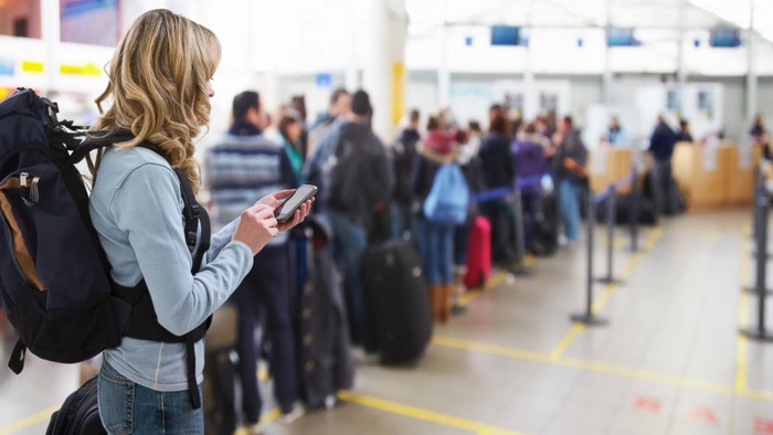 o femeie la aeroport