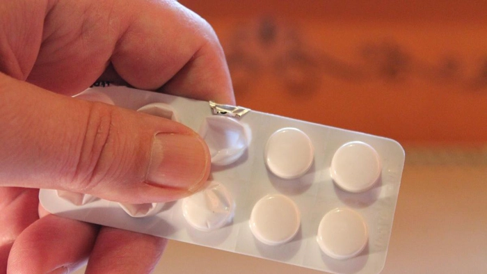un blister cu pastile albe de paracetamol