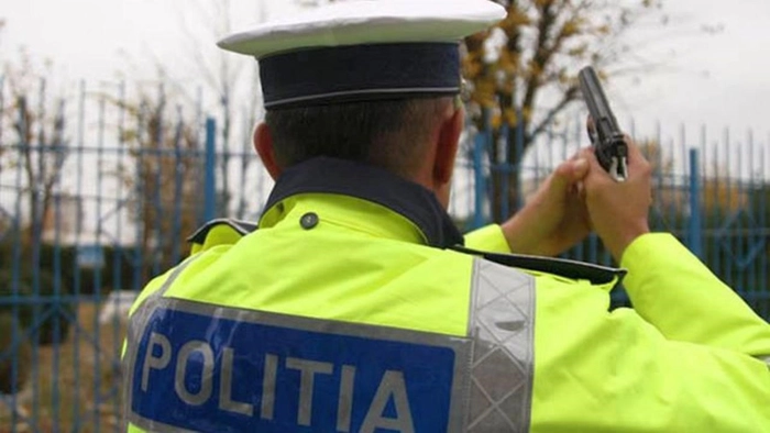 un politist cu un pistol in mana