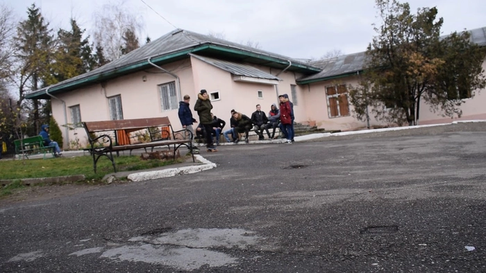 Grupuri de tineri langa banci