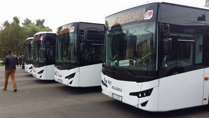 mai multe autobuze Isuzu parcate