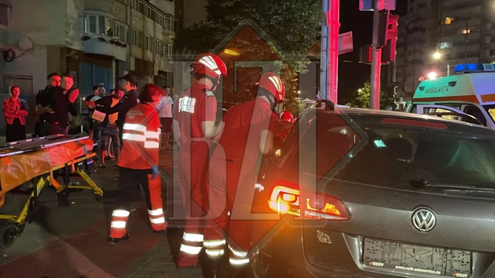  un echipaj SMURD langa o masina