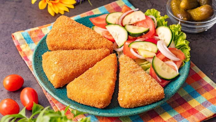 felii de cașcaval pane pe o farfurie