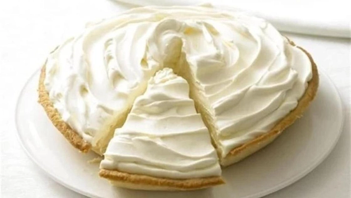 prajitura decorata cu crema din lapte condensat