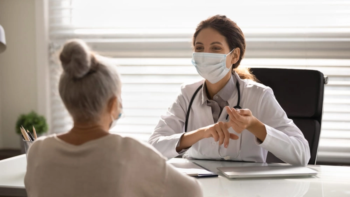 medic care discuta cu o femeie