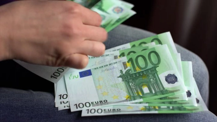 mai multe bancnote de 100 de euro