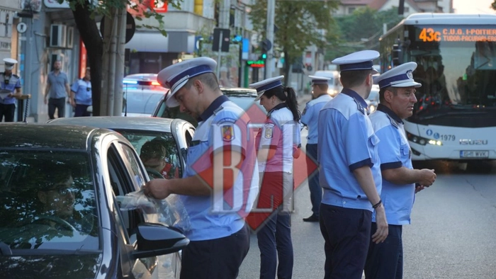 mai multi politisti